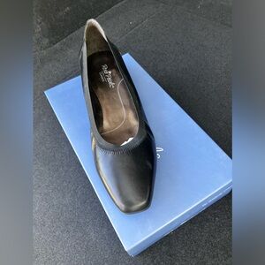 Size 12 - Walking Cradles - black leather pumps - in perfect unused condition